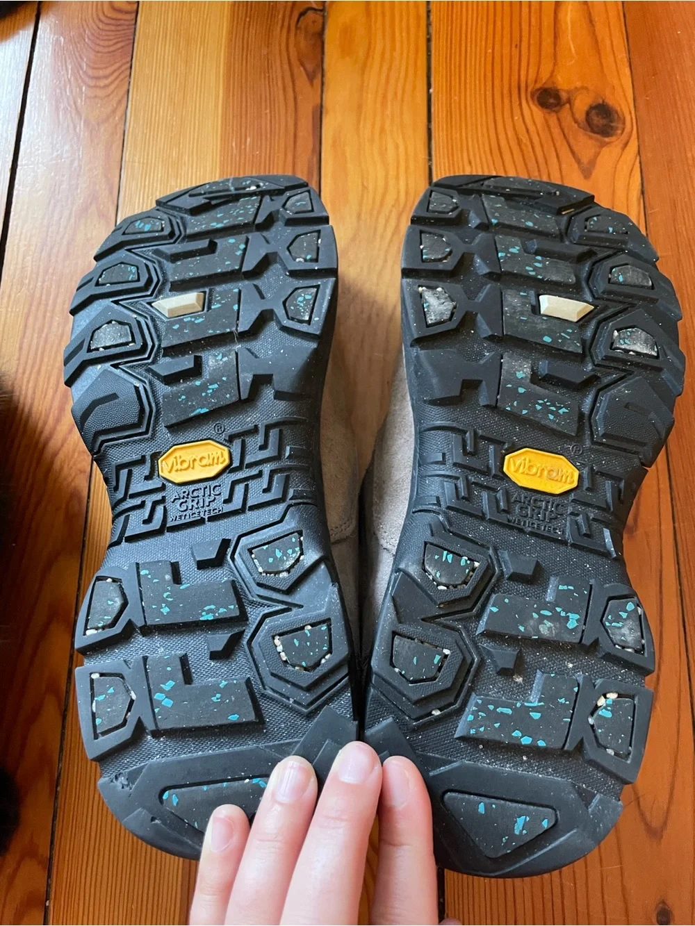 Women’s L.L.Bean suede Vibram Arctic Grip slip-ons 🤎